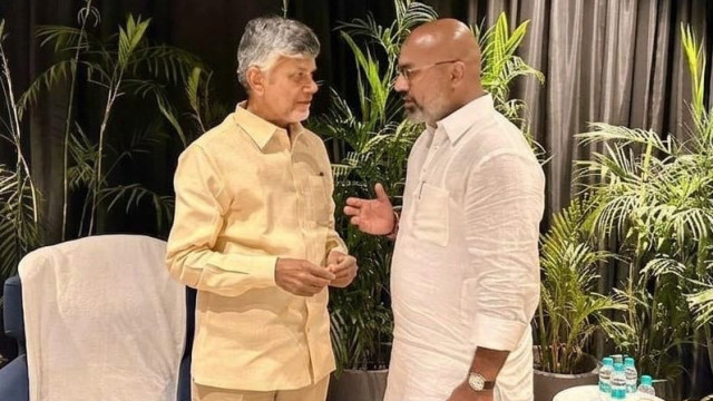 హైదరాబాద్‌ను గ్లోబల్ ఐటీ హబ్‌గా తీర్చిదిద్దిన నేత చంద్రబాబు: బర్త్ డే విషెస్ తెలిపిన ధర్మపురి అరవింద్