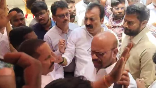 పిఠాపురంలో ఫ్లెక్సీ చిచ్చు.. వర్మ వర్సెస్ పెండెం దొరబాబు