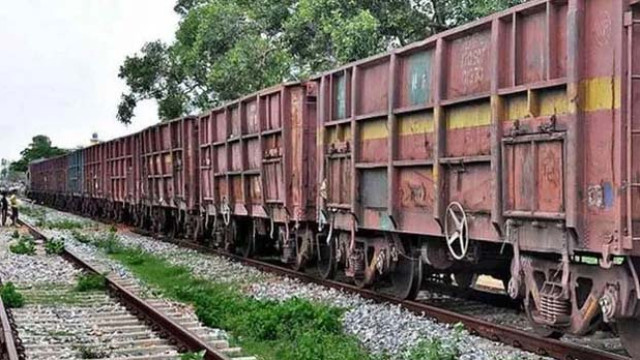 రైల్వే ట్రాక్ దాటుతుండగా ప్రమాదం.. పల్టీలు కొట్టిన ట్రాక్టర్.. రైతుకి తీవ్ర గాయాలు