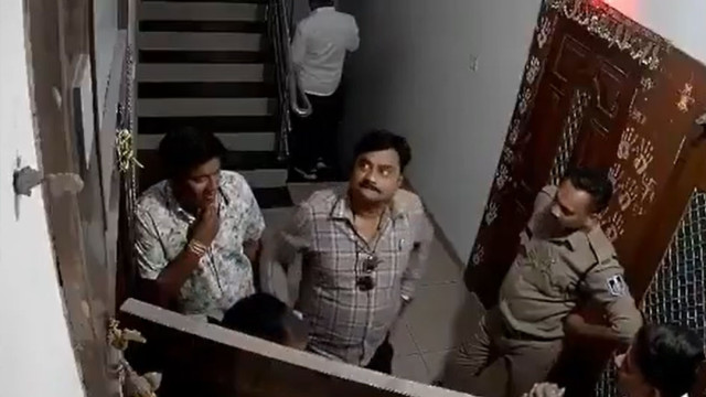 వ్యాపారవేత్త ఇంట్లోకి చొరబడి బంగారం దొంగిలించిన పోలీసులు!