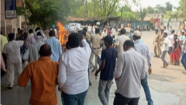 ఆర్టీసీ సమ్మె... నర్సంపేటలో నిప్పంటించుకున్న బస్సు డ్రైవర్