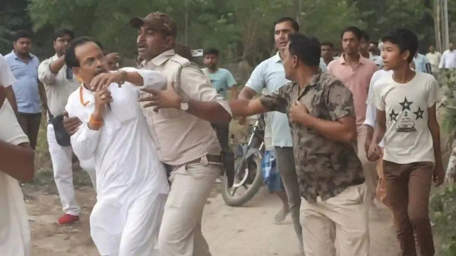 ఏజెంట్లను బయటకు పంపించి.. బీజేపీ అభ్యర్థిని పరుగెత్తించి కొట్టిన తృణమూల్ కార్యకర్తలు!