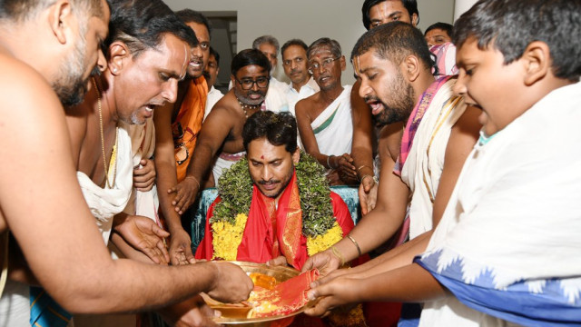 జగన్ నివాసానికి వెళ్లి ఆశీస్సులు అందించిన ఒంటిమిట్ట అర్చకులు... టీటీడీ ఫైర్