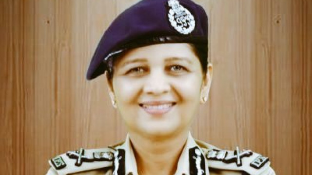 తెలంగాణలో భారీగా ఐపీఎస్‌ల బదిలీలు.. హోం శాఖ కార్యదర్శిగా శిఖా గోయల్