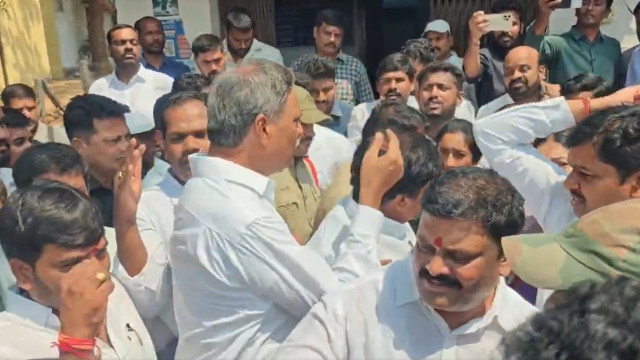 నర్సంపేటకు వెళుతుండగా, సబితా ఇంద్రారెడ్డి, వినోద్ కుమార్ అరెస్టు