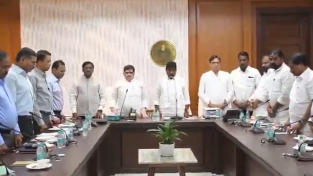 ఆర్టీసీ జేఏసీ నేతలతో మంత్రుల బృందం భేటీ... లిఖితపూర్వక హామీకి జేఏసీ నేతల డిమాండ్