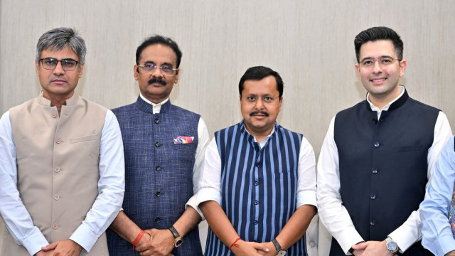 బీజేపీలో చేరిన ఆప్ ఎంపీలపై అనర్హత వేటు తప్పదా? చట్టం ఏం చెబుతోందంటే..!