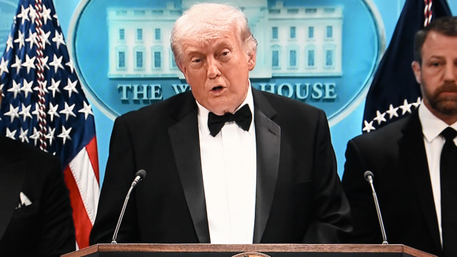 విందులో కాల్పులు... భద్రతా సిబ్బంది తీసుకెళుతుండగా కిందపడిపోయిన ట్రంప్... వీడియో ఇదిగో!