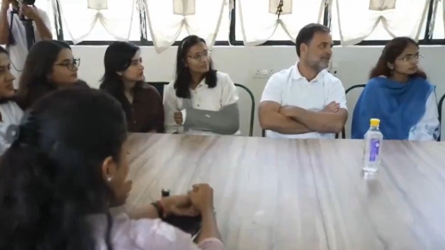 కాంగ్రెస్ పార్టీలో చేరడం రిస్కీ పని: యువతి సమాధానంతో రాహుల్ గాంధీ నవ్వులు