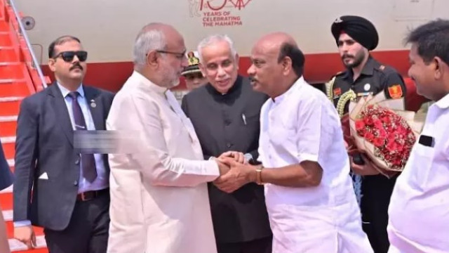 ఉప రాష్ట్రపతికి విశాఖలో ఘన స్వాగతం.. కాసేపట్లో ఏయూకు ఉప రాష్ట్రపతి, చంద్రబాబు