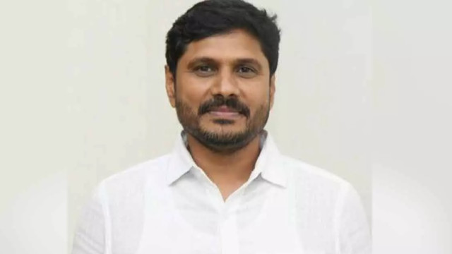 జగన్ మాజీ సీపీఆర్వో పూడి శ్రీహరికి సుప్రీంకోర్టులో ఎదురుదెబ్బ