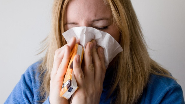 కొంపదీసి తుమ్మును ఆపుతున్నారా ఏంటి?  చెవులు, మెదడుకు ముప్పు తెచ్చుకోవడమే!