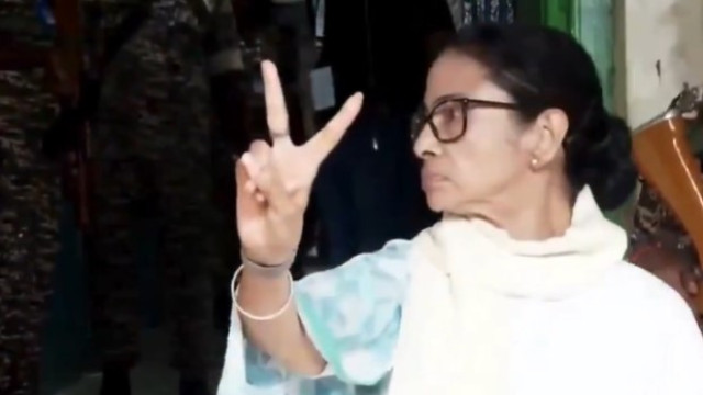 బెంగాల్‌లో మేం గెలుస్తున్నాం: కోల్‌కతాలో ఓటేసిన అనంతరం మమతా బెనర్జీ