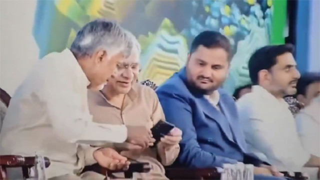 చంద్రబాబు ఫోన్‌కు కేంద్రమంత్రి ఫిదా.. ఫోన్ ఫీచర్లు అడిగి తెలుసుకున్న అశ్వినీ వైష్ణవ్.. విశాఖ సభలో ఆసక్తికర ఘటన!