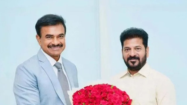 సీఎం రేవంత్ రెడ్డిని కలిసిన తెలంగాణ నూతన డీజీపీ సీవీ ఆనంద్
