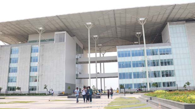 ఎస్ఆర్ఎం ప్రొఫెసర్‌పై లైంగిక వేధింపుల కేసు.. హెచ్‌ఓడీ పదవి నుంచి తొలగింపు