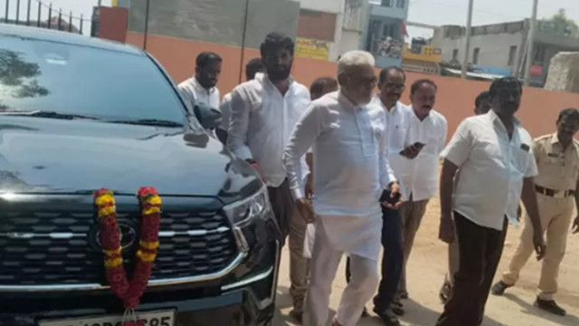 వేంపల్లి పోలీస్ స్టేషన్ లో విచారణకు హాజరైన అంబటి రాంబాబు