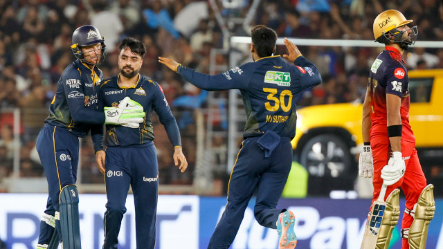 గుజరాత్ బౌలర్ల వికెట్ల వేట... ఆర్సీబీ 155 ఆలౌట్