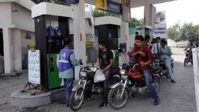 ఒకవైపు గ్యాస్ కొరత... మరోవైపు పెట్రోల్ బాదుడు... పాక్‌లో ప్రజల కష్టాలు