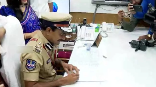 డీజీపీగా బాధ్యతలు స్వీకరించిన సీవీ ఆనంద్