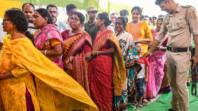 బెంగాల్‌లో ఈవీఎం ట్యాంపరింగ్ రగడ.. 15 కేంద్రాల్లో రీపోలింగ్ ప్రారంభం