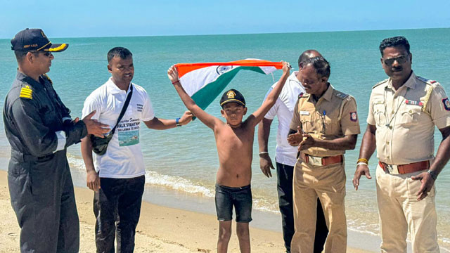 చరిత్ర సృష్టించిన ఏడేళ్ల బాలుడు.. పాక్ జలసంధిపై భారత పతాకం