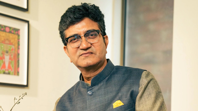 ప్రసార భారతి చైర్మన్ గా బాలీవుడ్ లిరిక్ రైటర్ ప్రసూన్ జోషి నియామకం