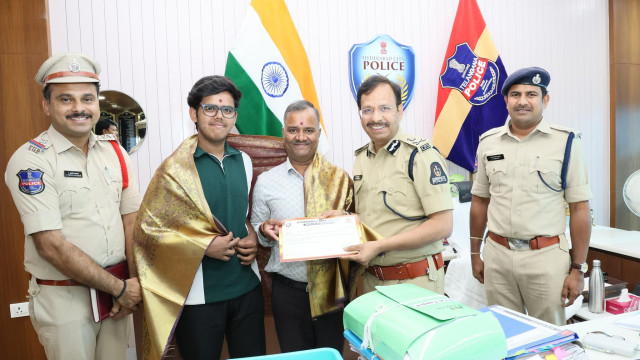 గ్యాస్ దొంగలను పట్టించిన తండ్రీకొడుకులకు సీపీ సజ్జనార్ సత్కారం