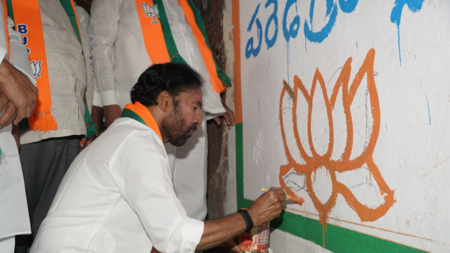 కిషన్ రెడ్డి వాల్ రైటింగ్ చేయడం చూశారా... ఫొటోలు ఇవిగో!