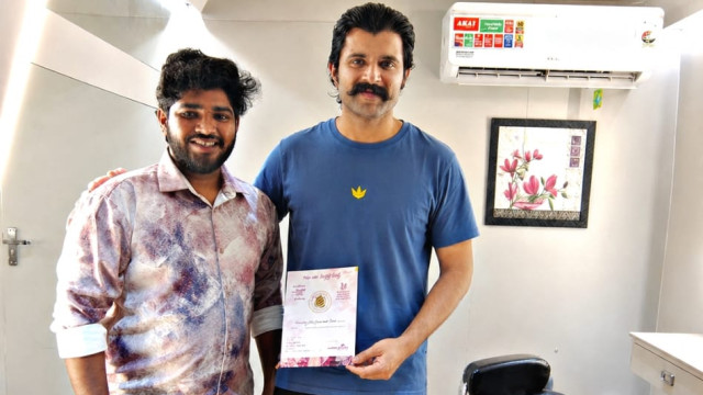 విజయ్ దేవరకొండను కలిసి పెళ్లి కార్డు అందించిన అభిమాని