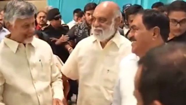ఆసక్తికర సన్నివేశం... ఎర్రబెల్లి దయాకర్ రావు భుజం తట్టిన చంద్రబాబునాయుడు