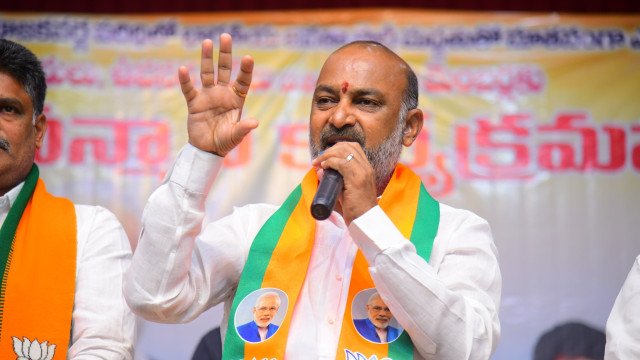 కరీంనగర్ లో దొంగల బీభత్సం... కొన్ని నిమిషాల ముందు తాను అదే ప్రాంతంలో ఉన్నానన్న బండి సంజయ్