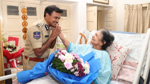 నన్ను డీజీపీగా చూడాలన్న కోరికే అమ్మను బతికించింది: సీవీ ఆనంద్ భావోద్వేగం