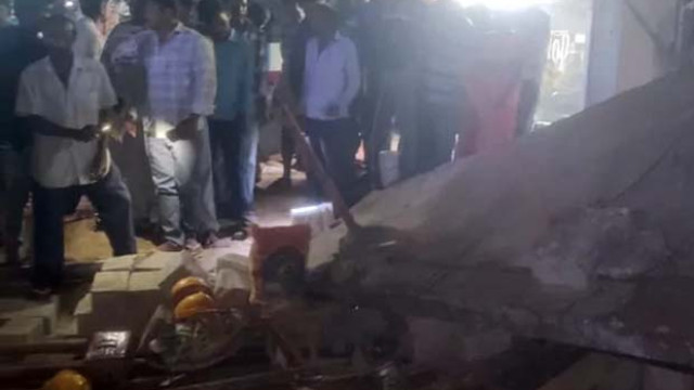 విశాఖలో హైడ్రాలిక్ జాకీల సహాయంతో పైకి లేపుతుండగా కూలిన భవనం ...ఒకరి మృతి