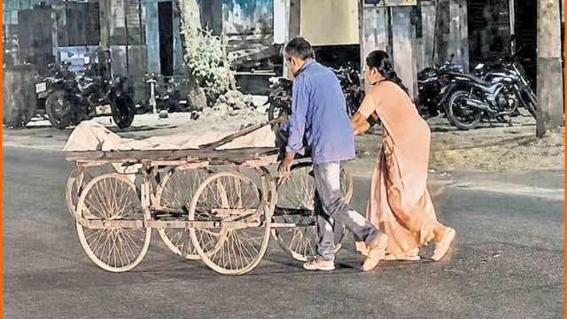 కరీంనగర్‌లో కన్నీటి దృశ్యం.. పండ్లు అమ్మే బండే.. కొడుకు పాడెగా మారింది!