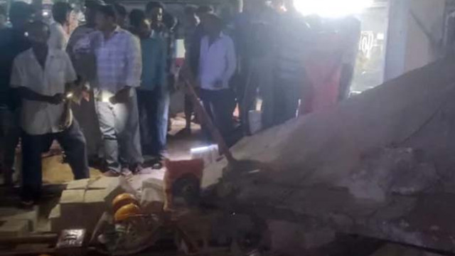 విశాఖలో భవనం కూలిన ఘటనలో ఒకరి మృతి