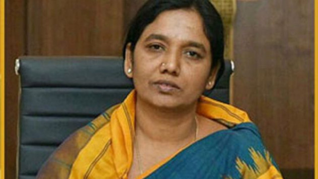 రైతులకు 'రాజముద్ర' పాసుపుస్తకాలు.. మహిళలకు కుట్టుమిషన్లు పంపిణీ చేసిన పరిటాల సునీత