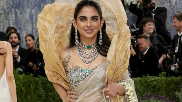 మెట్ గాలాలో ఇషా అంబానీ రాయల్ లుక్.. 1800 క్యారెట్ల వజ్రాల బ్లౌజ్.. నిజాం కాలపు నగల మెరుపు!