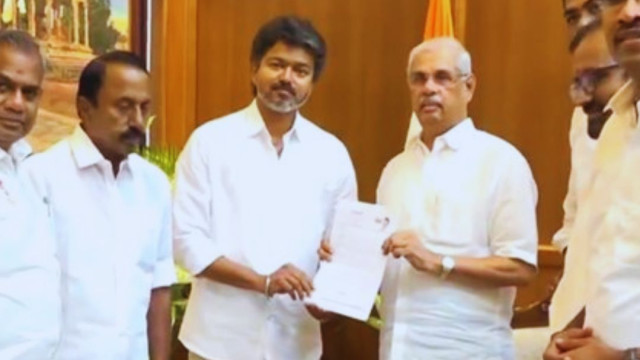 తమిళనాడు గవర్నర్‌ను కలిసిన టీవీకే పార్టీ అధినేత విజయ్