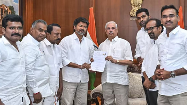 తమిళనాట రాజకీయ థ్రిల్లర్.. విజయ్ ప్రభుత్వ ఏర్పాటుపై గవర్నర్ బ్రేక్!
