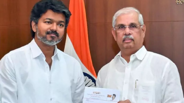 మరోసారి గవర్నర్ ను కలిసిన విజయ్.. అపాయింట్ మెంట్ కోరిన పళనిస్వామి