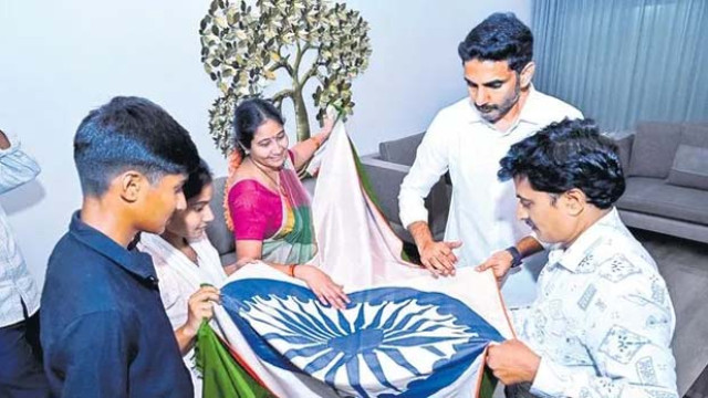 అతుకులు లేని జాతీయ జెండాతో అద్భుతం... నేతన్నను అభినందించిన మంత్రి లోకేశ్