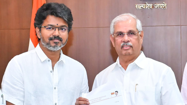 గవర్నర్ ను కలిసిన విజయ్... రేపు సీఎంగా ప్రమాణ స్వీకారం..?