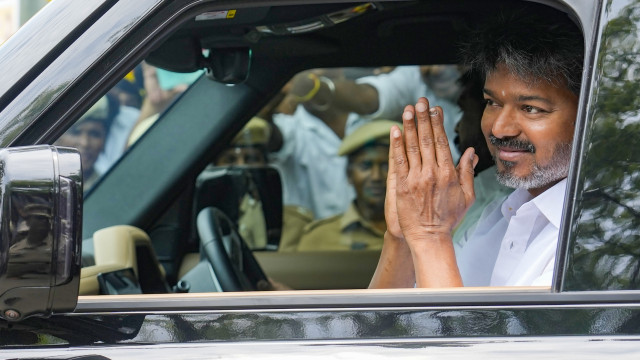 టీవీకేకి మద్దతు ఇచ్చేందుకు ఆ మూడు పార్టీల సమ్మతి.. ఈ సాయంత్రం గవర్నర్ వద్దకు విజయ్