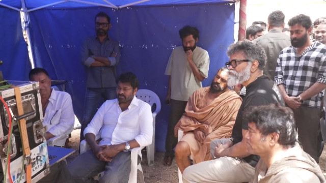 రామ్ చరణ్ 'పెద్ది' సెట్స్ పై చిరంజీవి సందడి... వీడియో ఇదిగో!