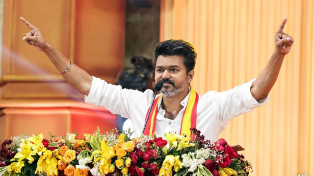 రేపు సీఎంగా విజయ్ ప్రమాణ స్వీకారం.. స్పందించిన తండ్రి