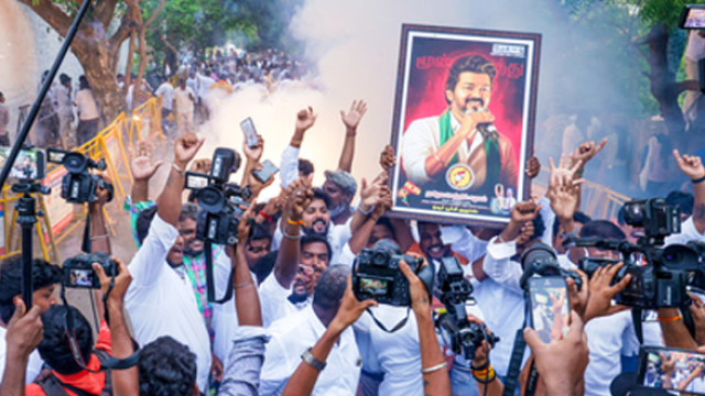 తమిళనాడులో పొలిటికల్ థ్రిల్లర్.. గంట గంటకూ మారుతున్న సమీకరణాలు