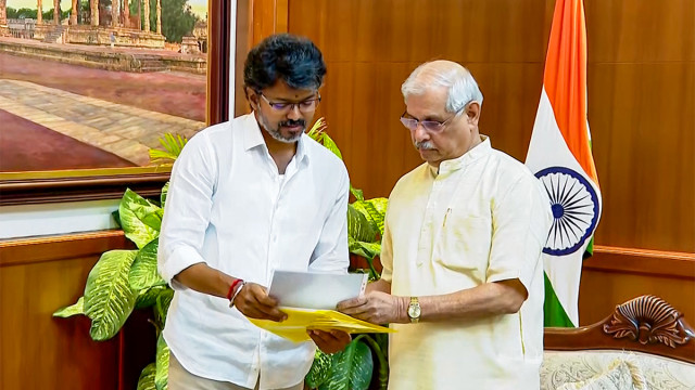 గవర్నర్ తో ముగిసిన విజయ్ సమావేశం... ప్రభుత్వ ఏర్పాటుకు లైన్ క్లియర్