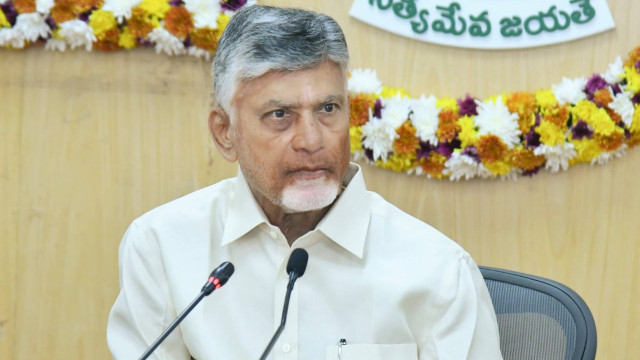 హైదరాబాద్ ట్రాఫిక్‌లో చిక్కుకున్న చంద్రబాబు కాన్వాయ్