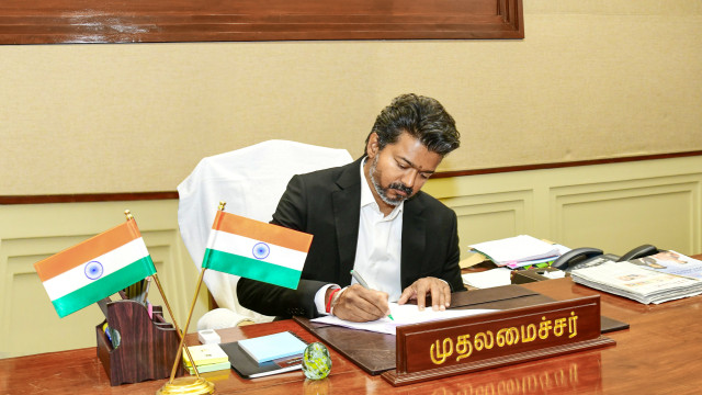 తన పేషీలో కీలక అధికారులను నియమించుకున్న సీఎం విజయ్